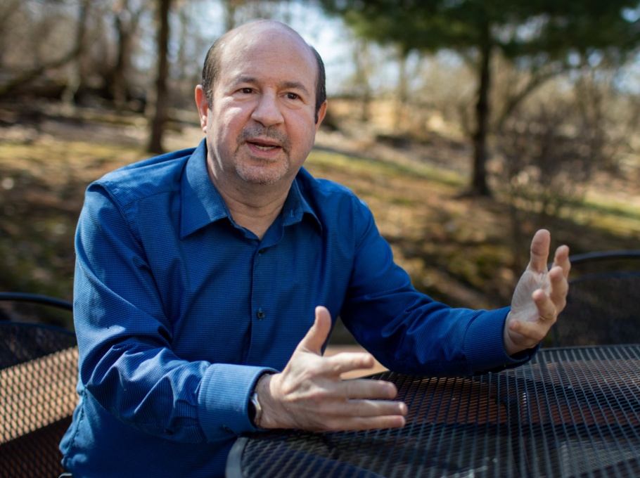 michael-mann-gespraech-tisch_2127019555