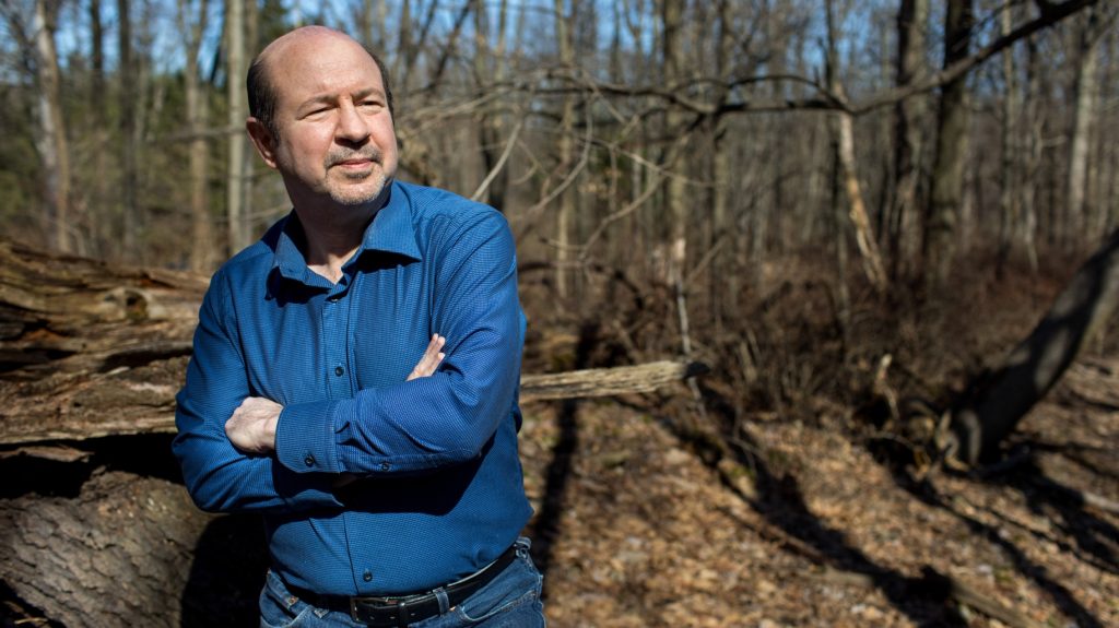 michael-mann-stehend-im-wald_245906050